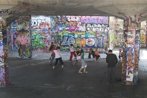 310-8668 London: South Bank: Graffiti and Dancing