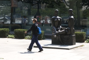 310-8680 London: South Bank Statue