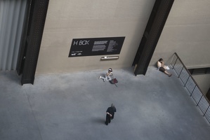 310-8857 London - Tate Modern - People