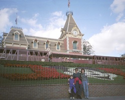 20001201-1-09-Disneyland-Family-1280x1024