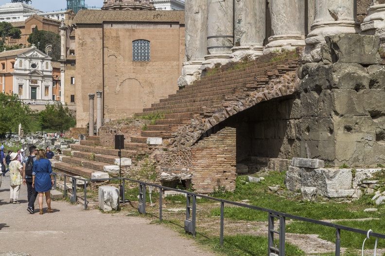 407-6058 IT - Roma - Stairs, Antoninus and Faustina Temple.jpg