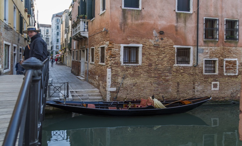 408-5892 IT - Venezia - Gheto - Gondola.jpg