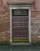 408-6720 IT - Venezia - Doorway on Canali