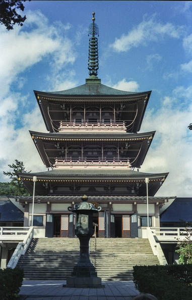143-00 198610 Japan Temple.jpg