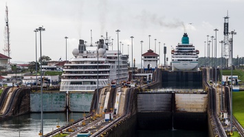 410-3244 Panama Canal - Gatun Locks