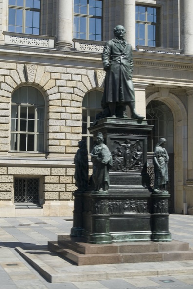 311-1782-Berlin-Statue.jpg
