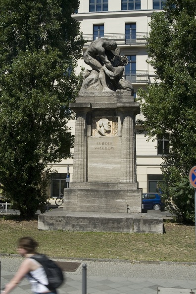 311-2132-Berlin-Rudolf-Virchow-Statue.jpg