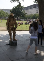310-8578 London: Statue Mimes