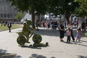 310-8586 London: Statue Mimes