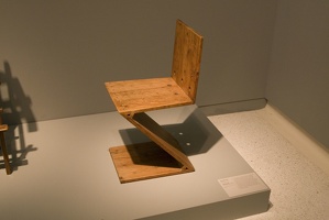 312-1608 Pittsburgh - Carnegie Museum of Art - Gerrit Reitveld - Zig-Zag Chair
