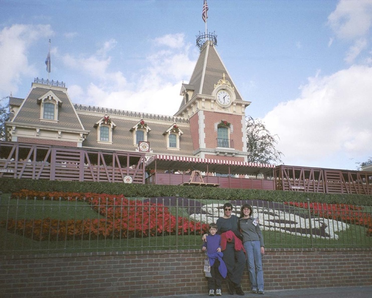 20001201_1_09_Disneyland_Family_1280x1024.jpg