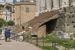 407-6058 IT - Roma - Stairs, Antoninus and Faustina Temple
