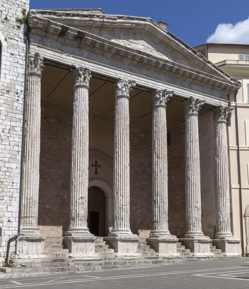 408-0025 IT - Assisi - Temple of Minerva.jpg