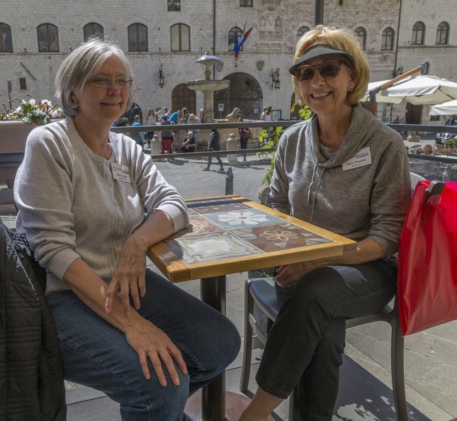 408-0048 IT - Assisi - Nancy and Diane - overlooking Piazza del Comune.jpg