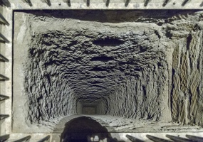 407-8576 IT - Orvieto Underground - Etruscan Well - Down