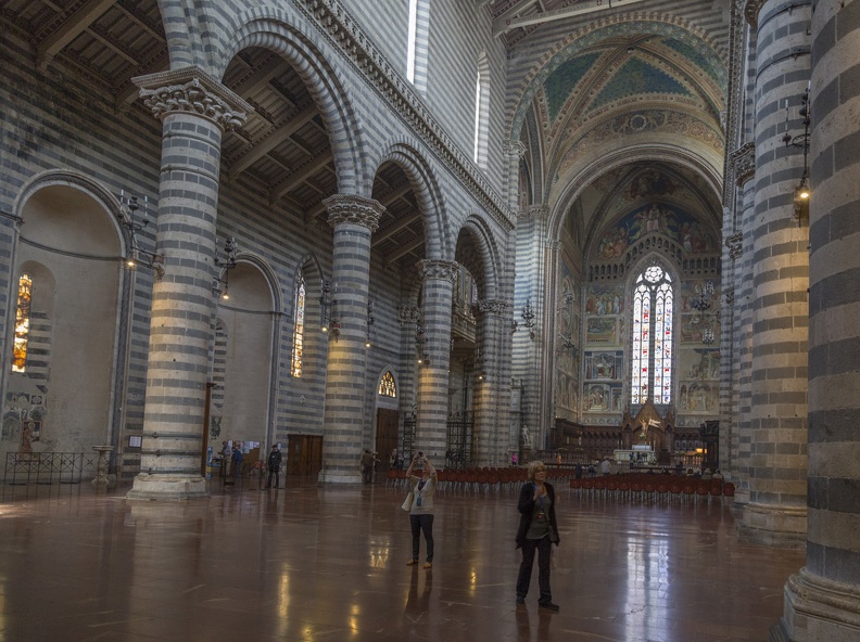 407-9005 IT - Orvieto - Duomo - interior with alternating bands of basalt and travertine.jpg