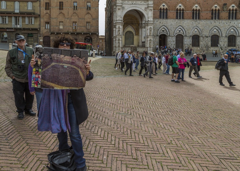 408-1540 IT - Siena - Piazza del Campo - Guide Camilla with Photo during Il Palio.jpg