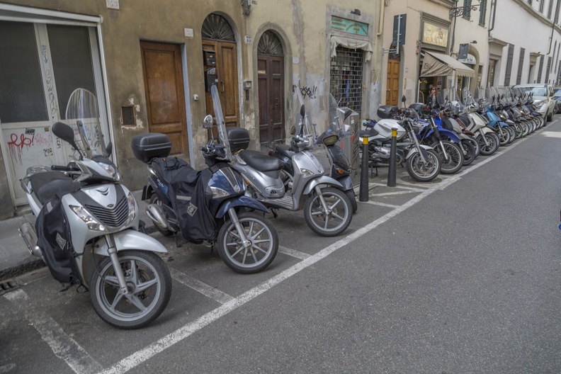 408-2648 IT - Firenze - Motocycles on Via Ricasole.jpg