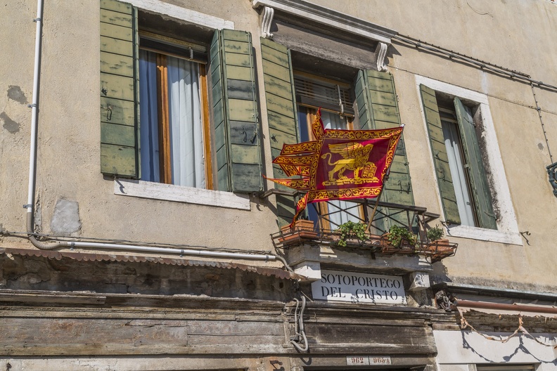 408-5638 IT - Venezia - Flag at Sotoportego del Cristo.jpg