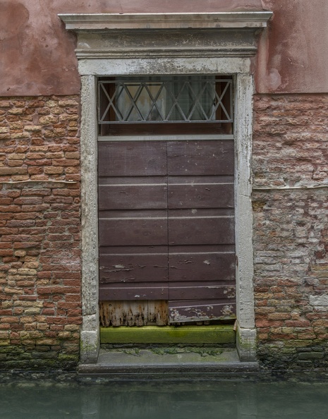 408-6720 IT - Venezia - Doorway on Canali.jpg