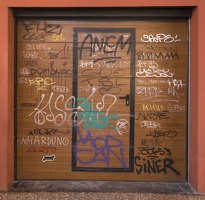 408-7533 IT - Bologna - Doorway Graffiti