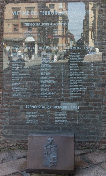 408-8125 IT- Bologna - Piazza del Nettuno Memorial.jpg