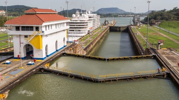 410-3910 Panama Canal - Miraflores Locks